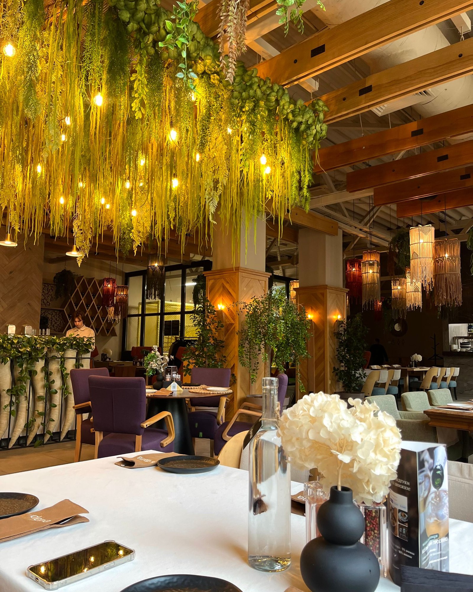 Restaurant contemporain à l’ambiance végétale et chaleureuse